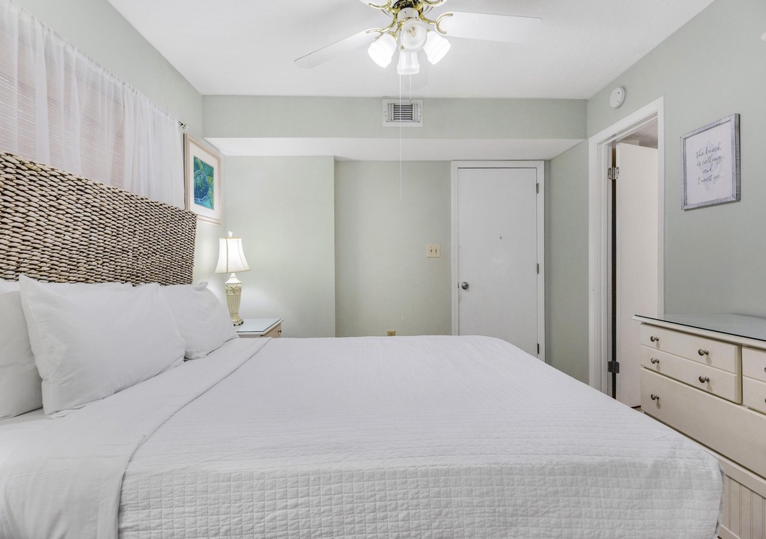 Guest bedroom 1 with queen bed