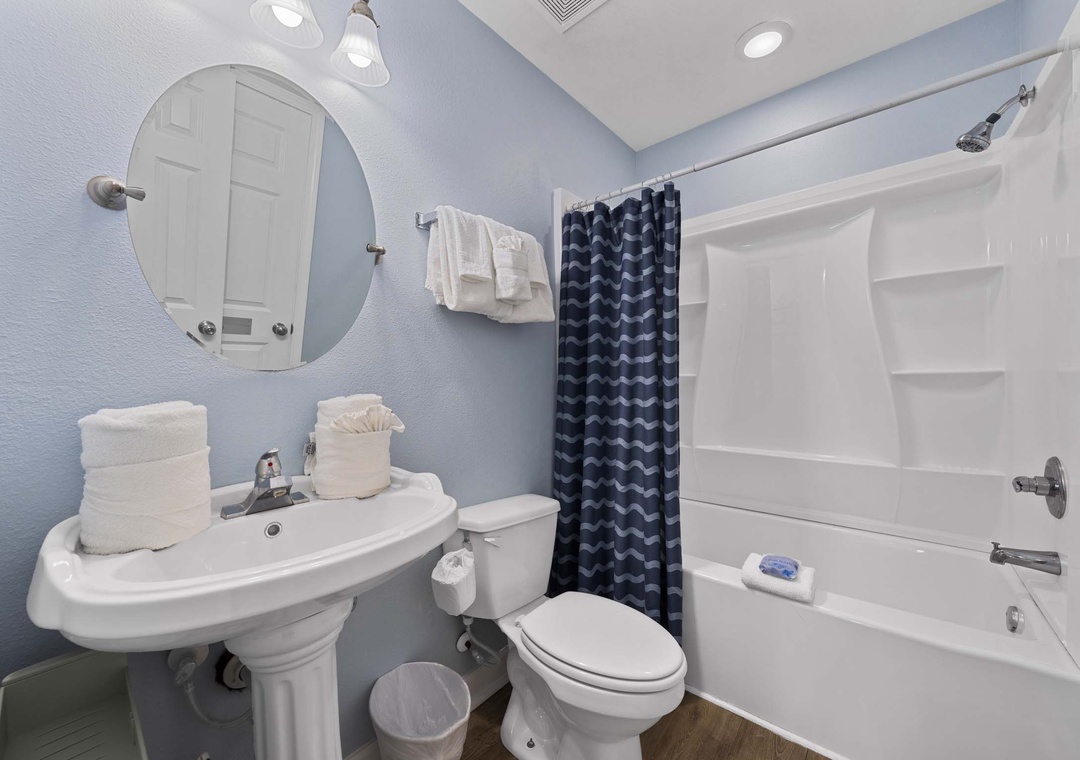 Main floor shared bathroom with shower/tub combo