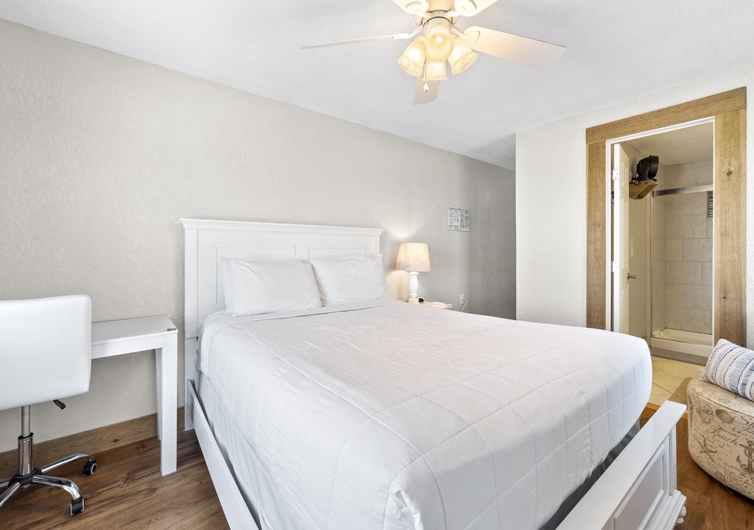 Bedroom 3 with queen bed and Gulf views