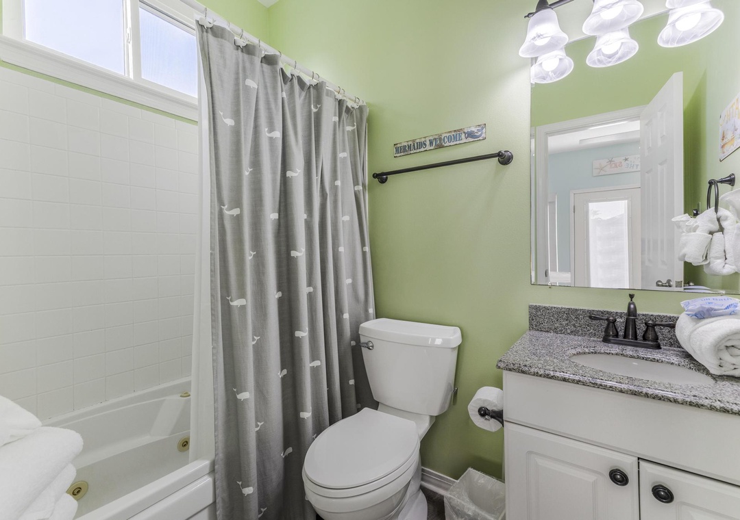 Primary ensuite bathroom with shower/tub combo