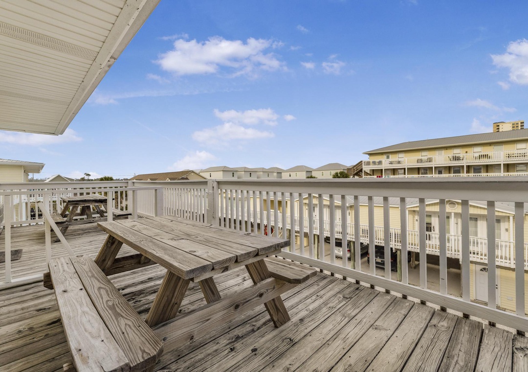 Dine al fresco on the balcony!