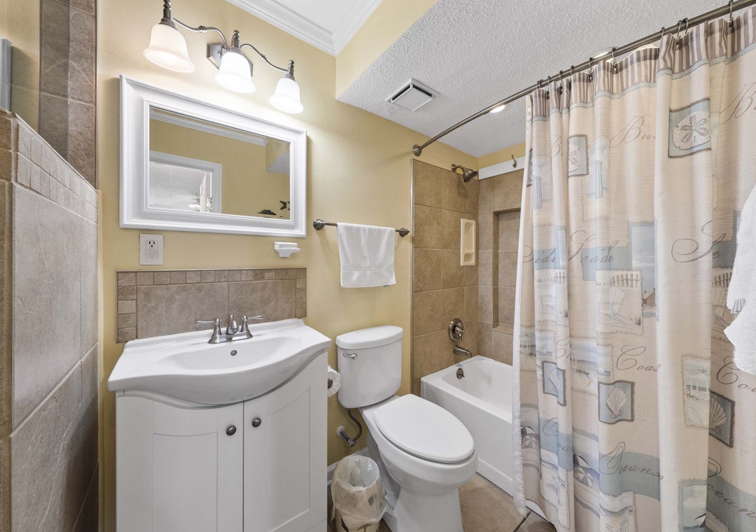 Primary ensuite bathroom with shower/tub combo
