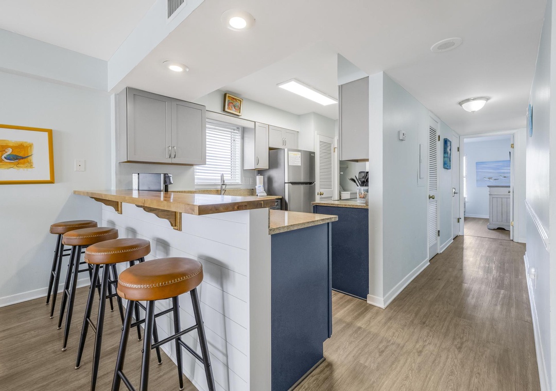 Eat-in kitchen bar seating