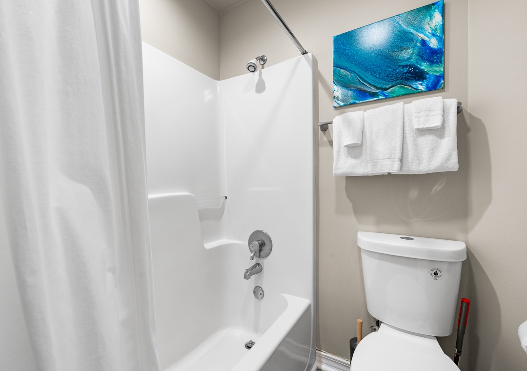 Primary ensuite bathroom with shower/tub combo