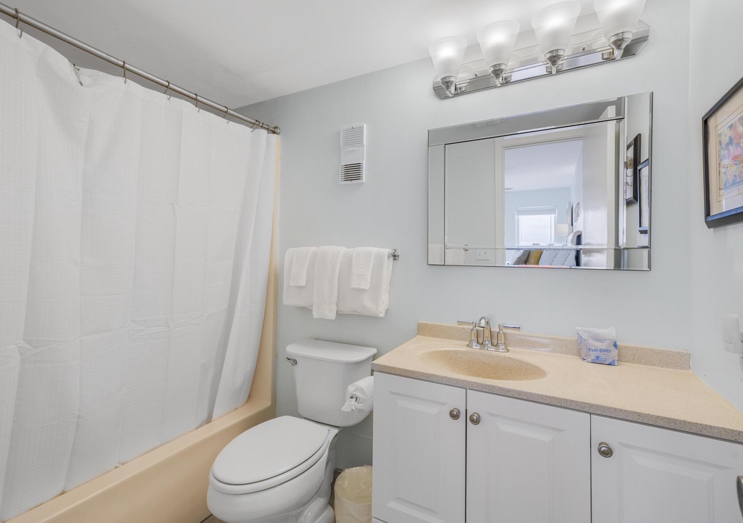 Primary ensuite bathroom with shower/tub combo