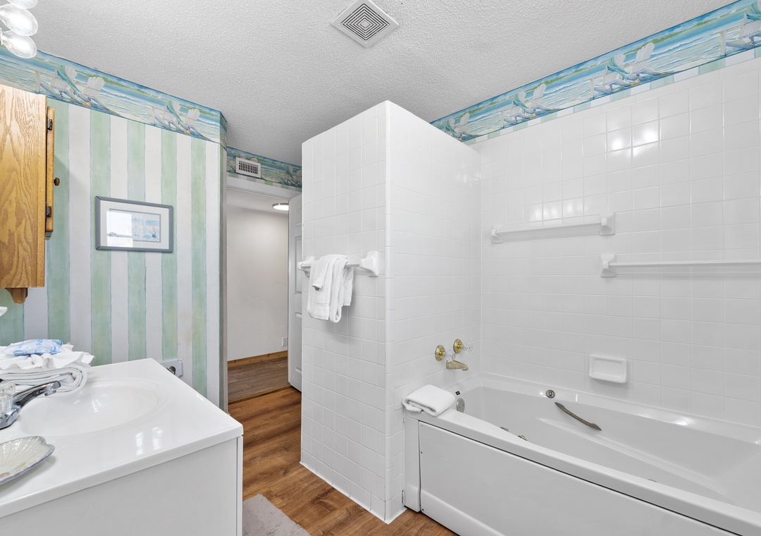 Ensuite bathroom 1 with large bathtub