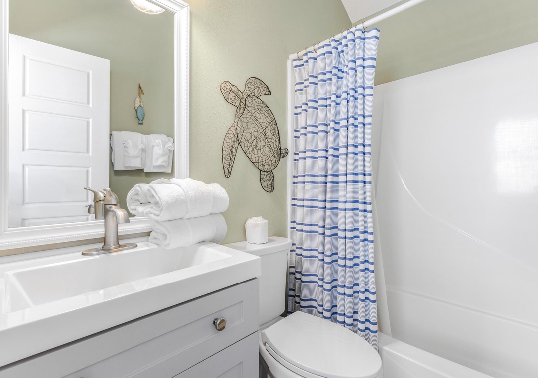 Primary ensuite bathroom with shower/tub combo