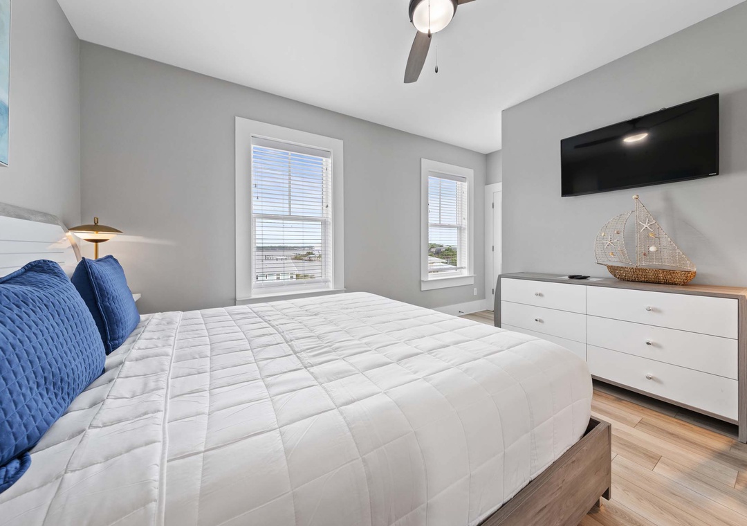 Guest bedroom 2 with flat-screen TV