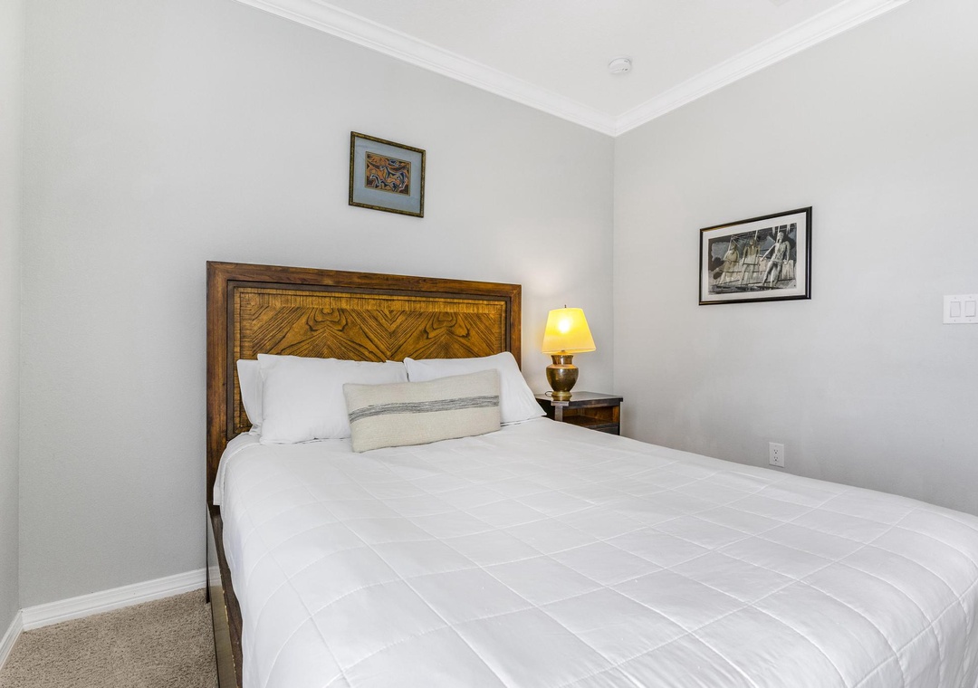 Guest bedroom 1 with queen bed
