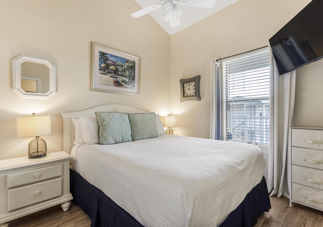Guest bedroom with queen bed