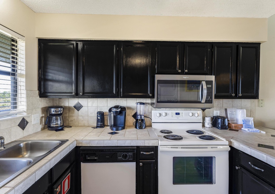 Fully equipped kitchen with coffee makers, toaster and blender