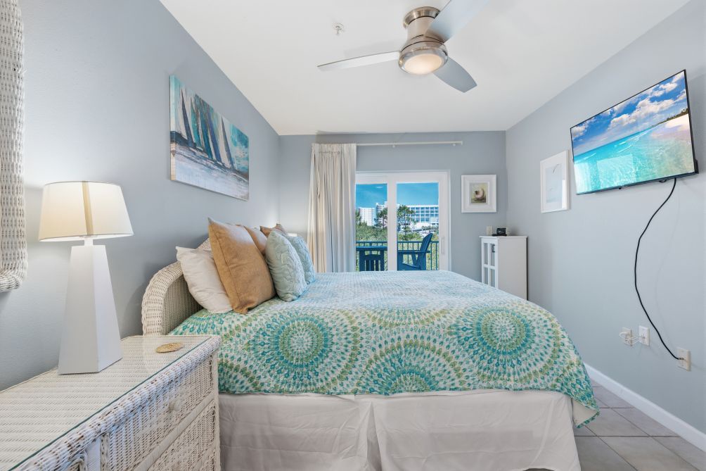 Primary suite with balcony access