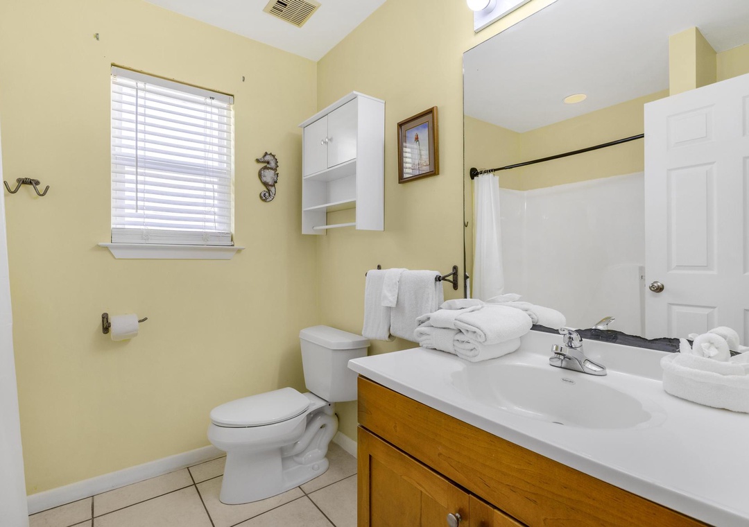Guest bathroom with shower/tub combo