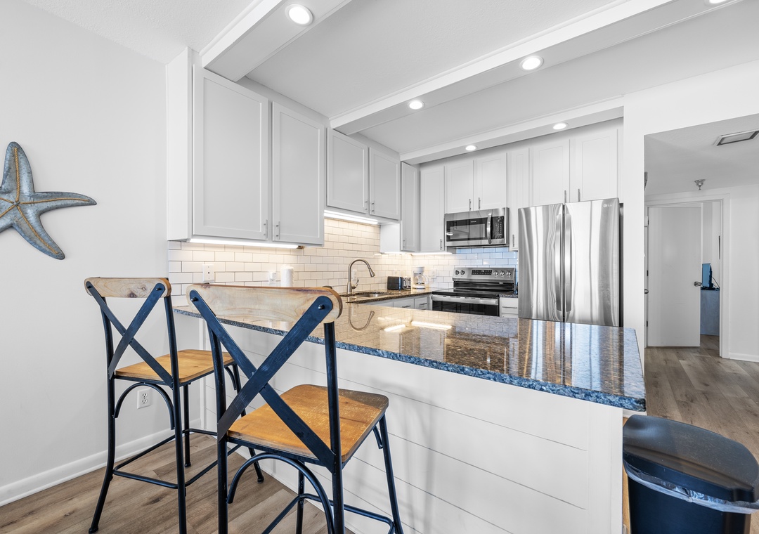 Eat-in kitchen bar seating