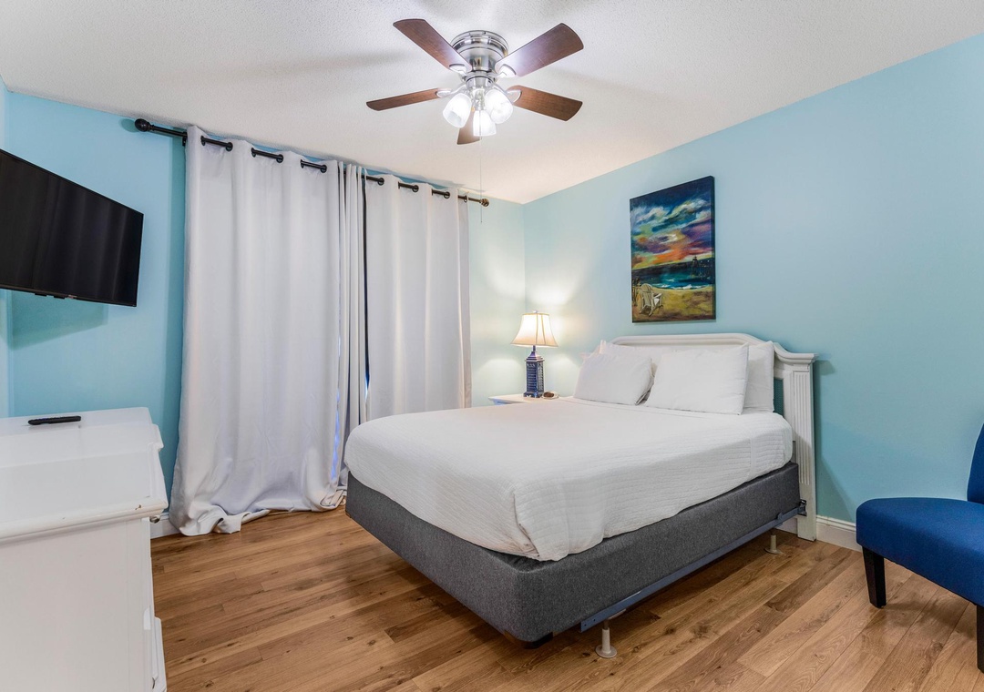 Guest bedroom with queen bed