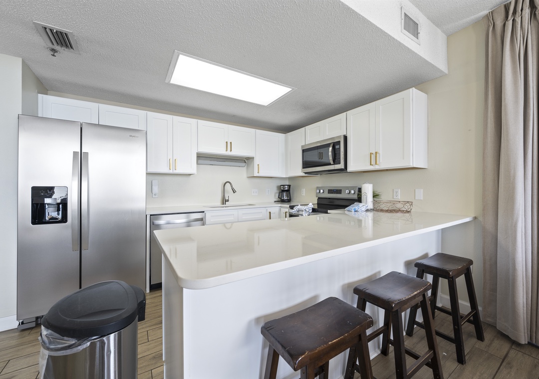 Eat-in kitchen bar seating