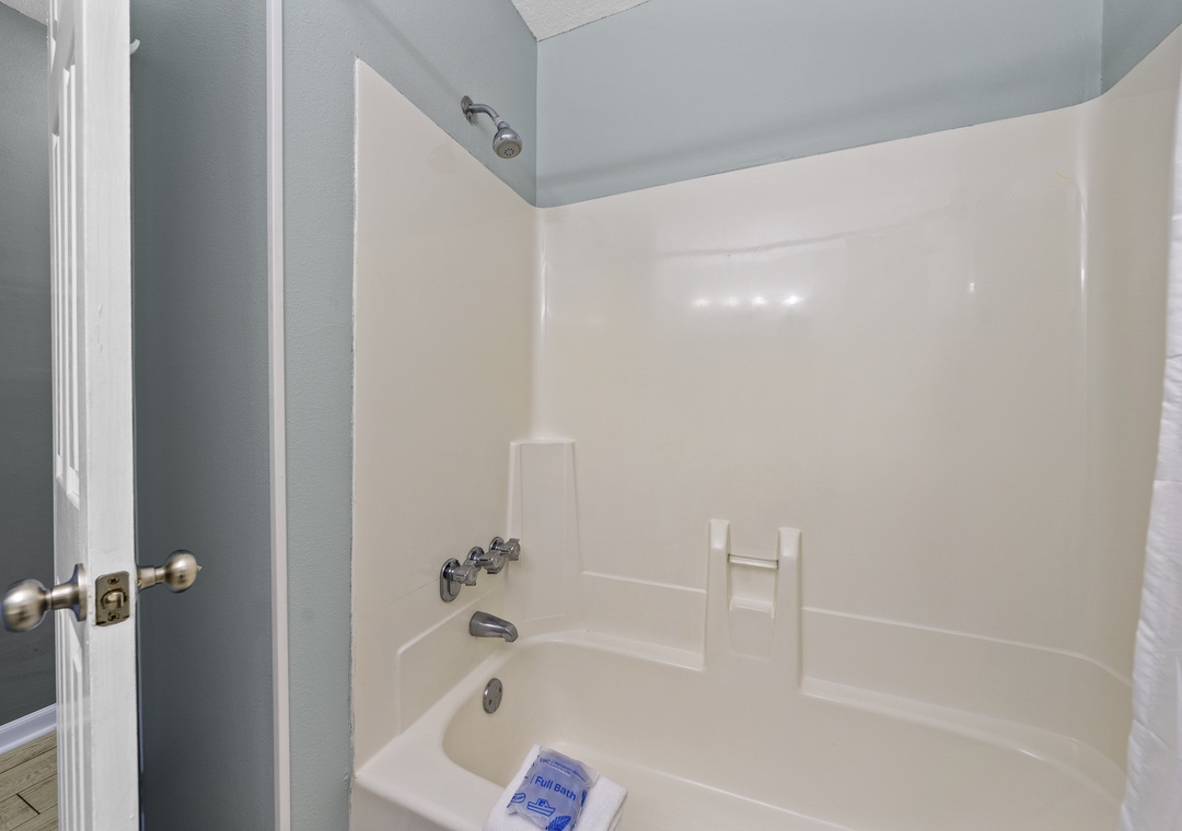 Shower/tub combo in the guest bathroom