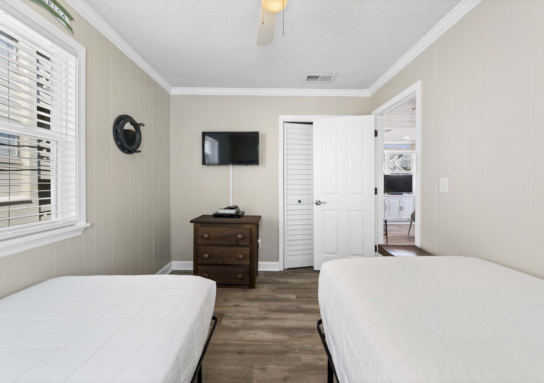 Bedroom 2 with two twin beds