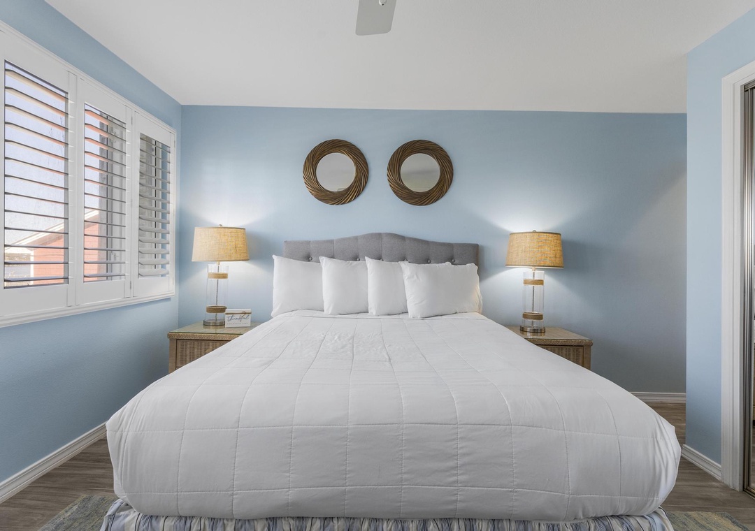 Queen bed in the primary suite