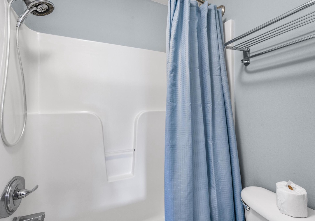 Shower/tub combo in the primary bathroom