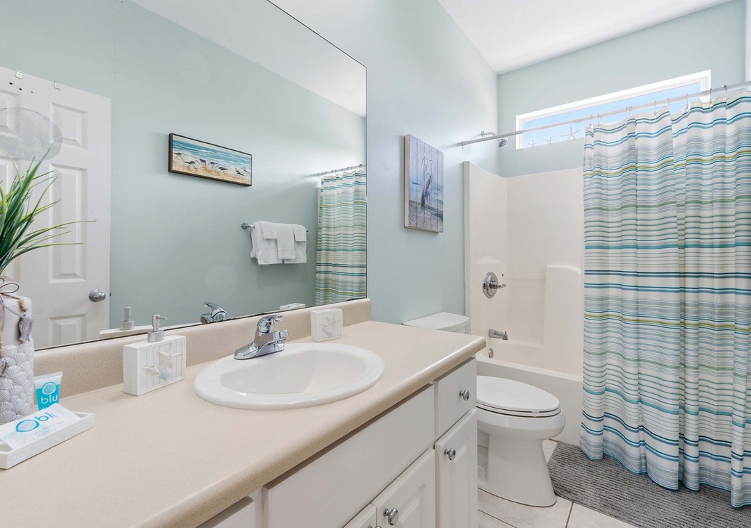 Top floor guest bathroom with shower/tub combo