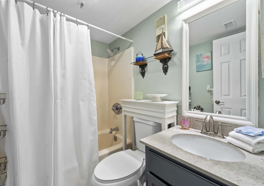 Primary ensuite bathroom with shower/tub combo