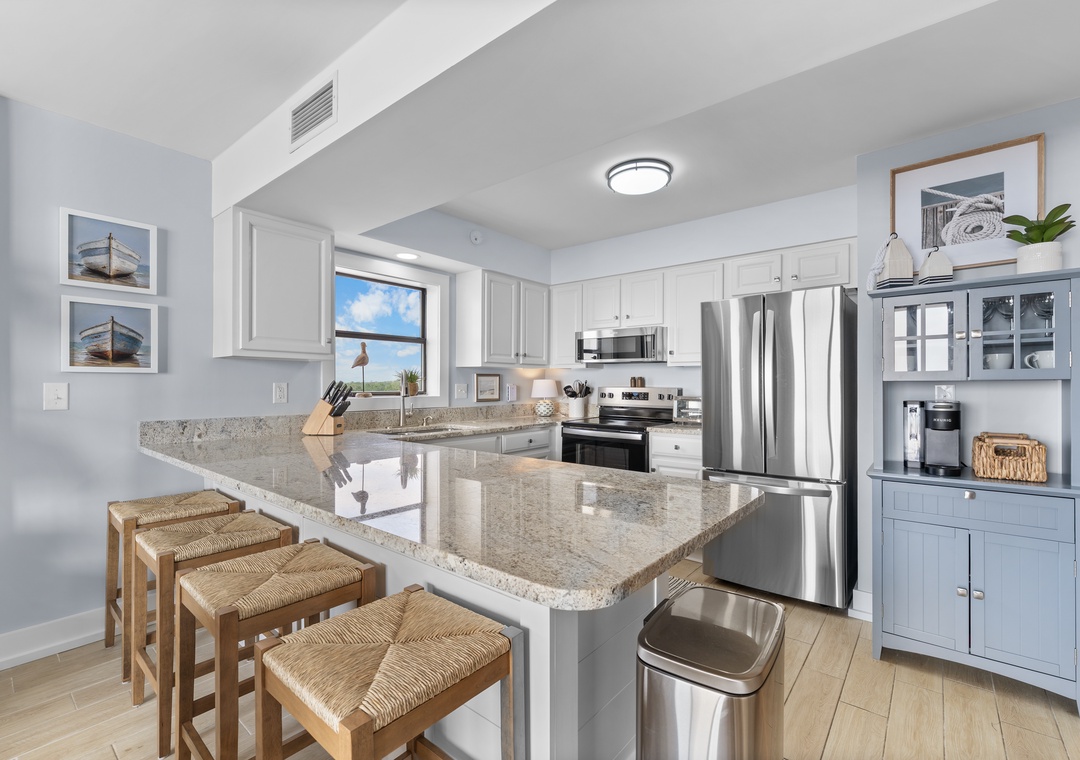 Eat-in kitchen bar seating