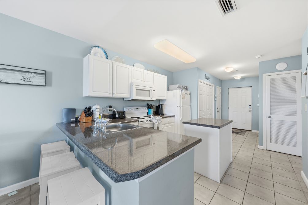 Eat-in kitchen bar seating