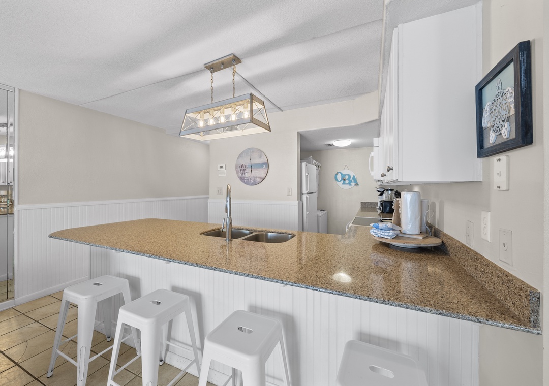 Eat-in kitchen bar seating