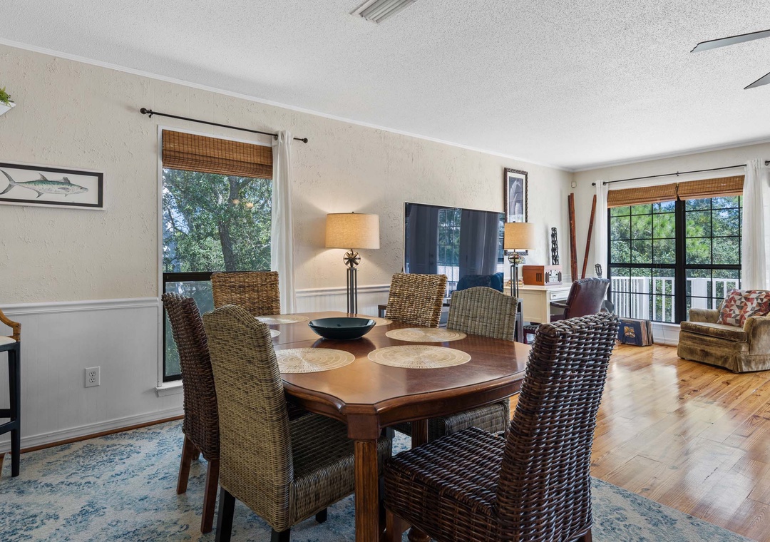 Seating for six at the dining table