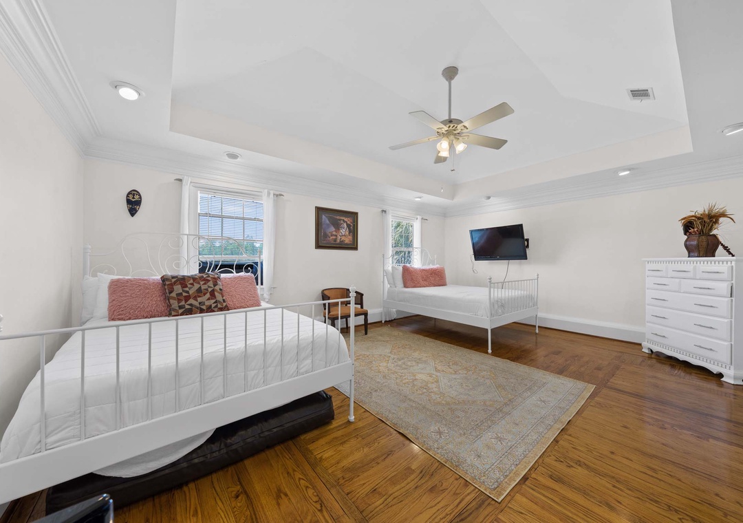 Two queens in the second primary suite