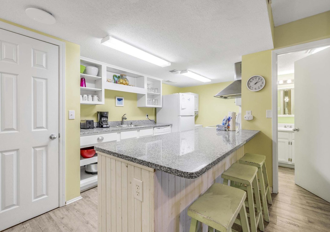 Eat-in kitchen bar seating