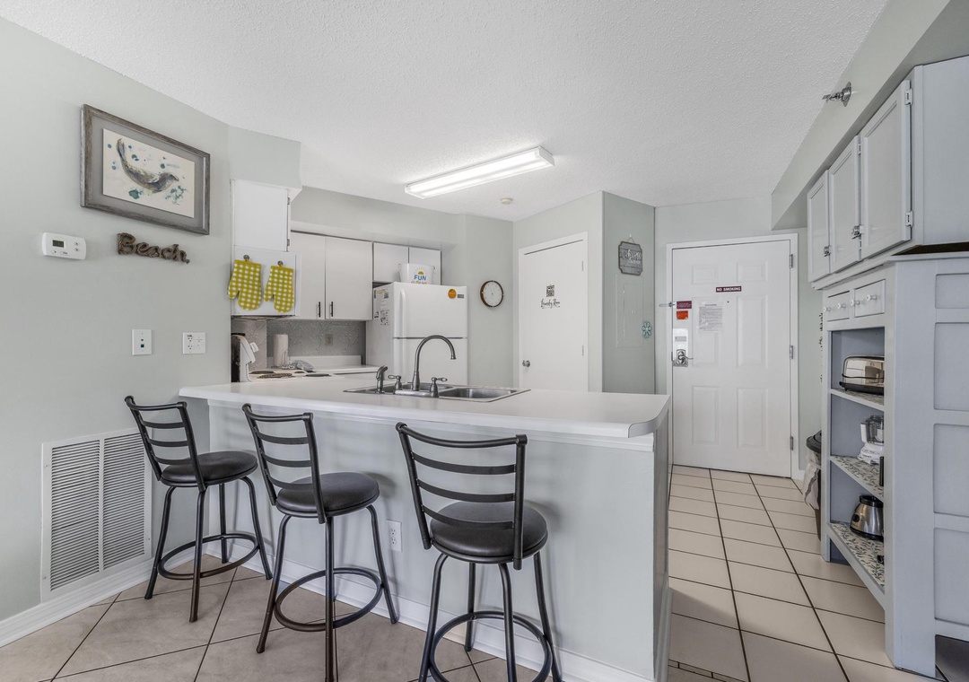 Eat-in kitchen bar seating