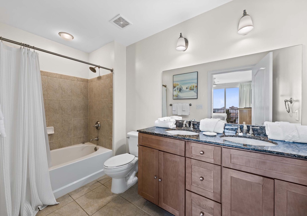 Primary ensuite bathroom with shower/tub combo