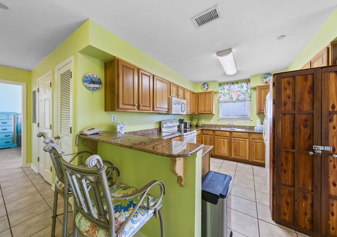 Eat-in kitchen bar seating