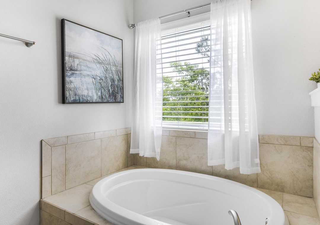 Primary ensuite bathroom - large garden tub