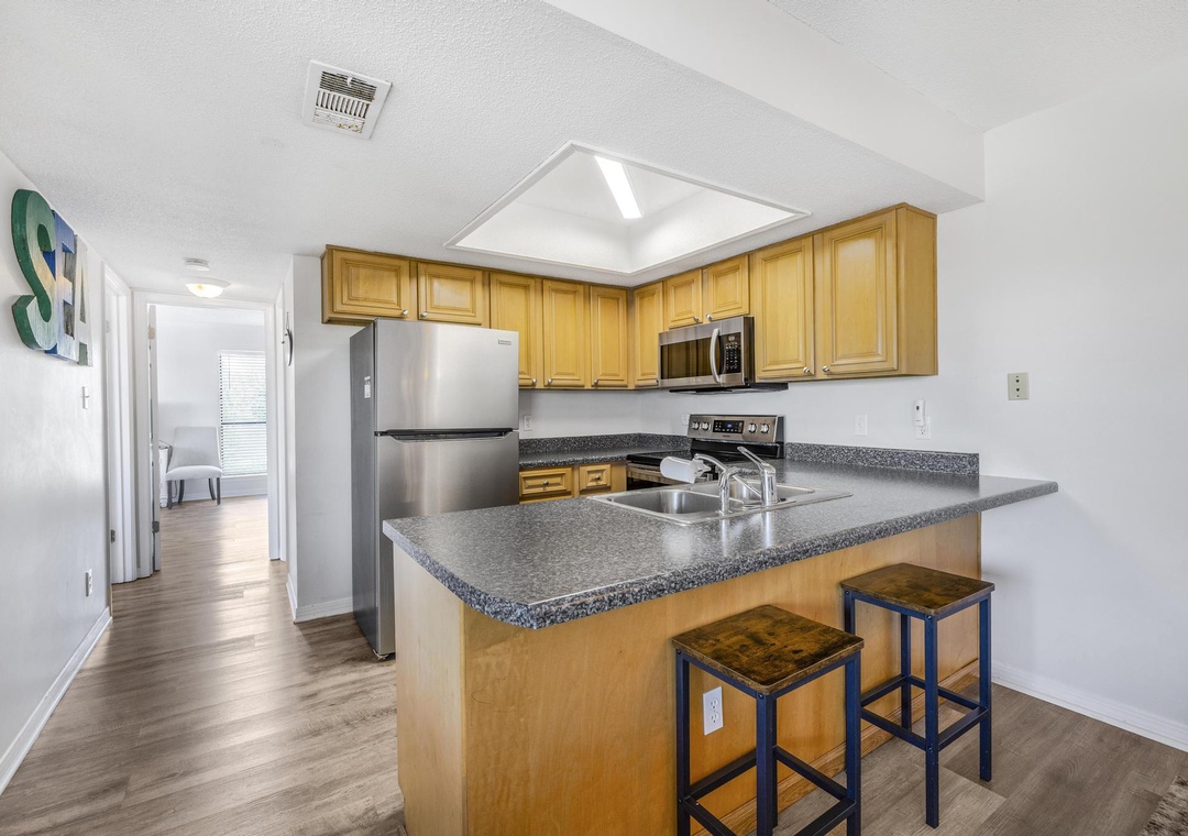 Eat-in kitchen bar seating
