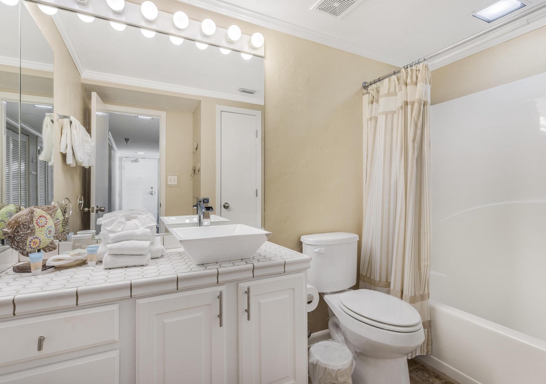 Guest bathroom with shower/tub combo