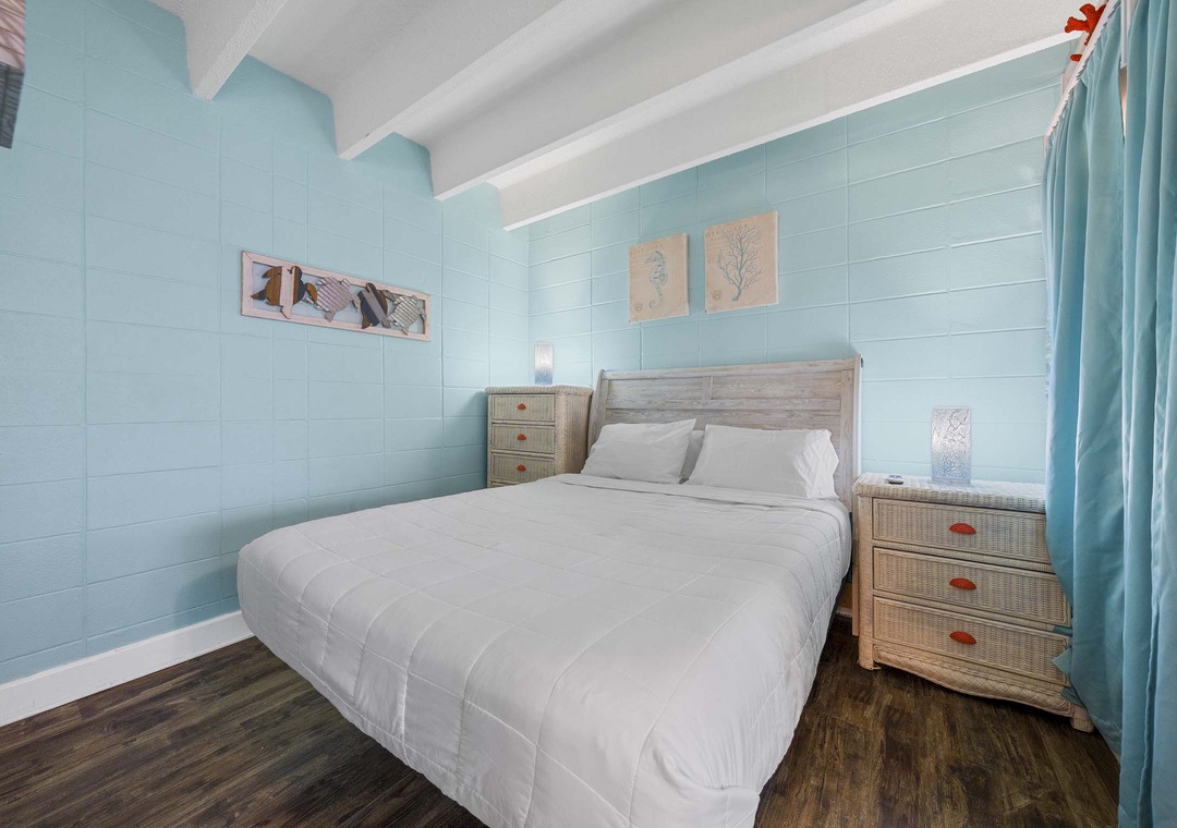 Sleeping area with a queen bed