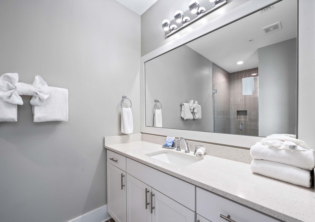 Guest ensuite bathroom 1