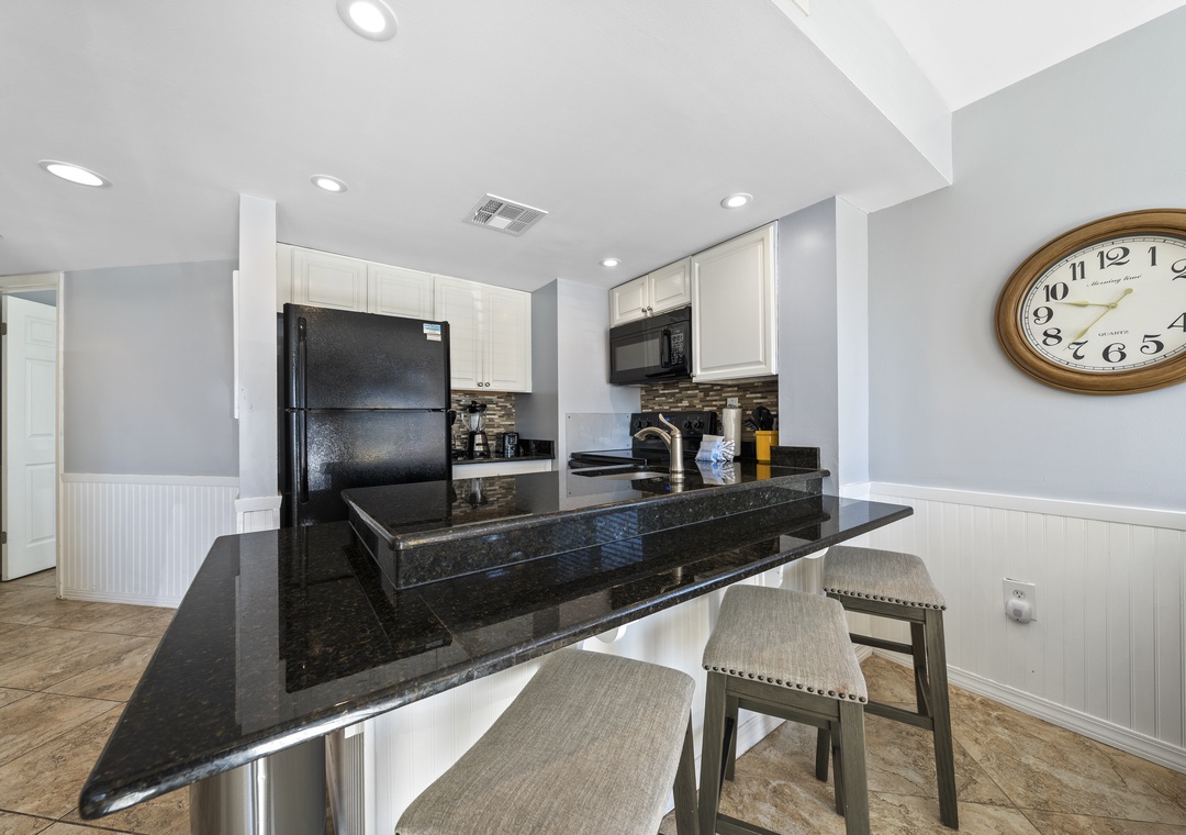 Eat-in kitchen bar seating