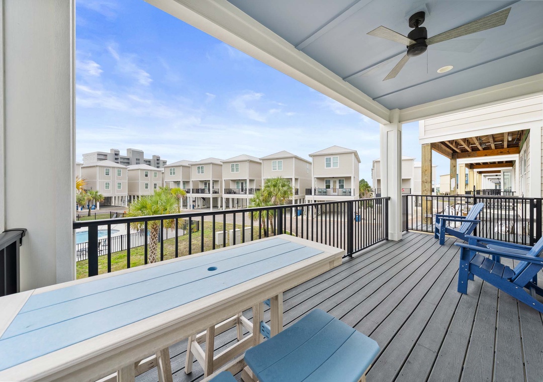 Outdoor dining on the private balcony