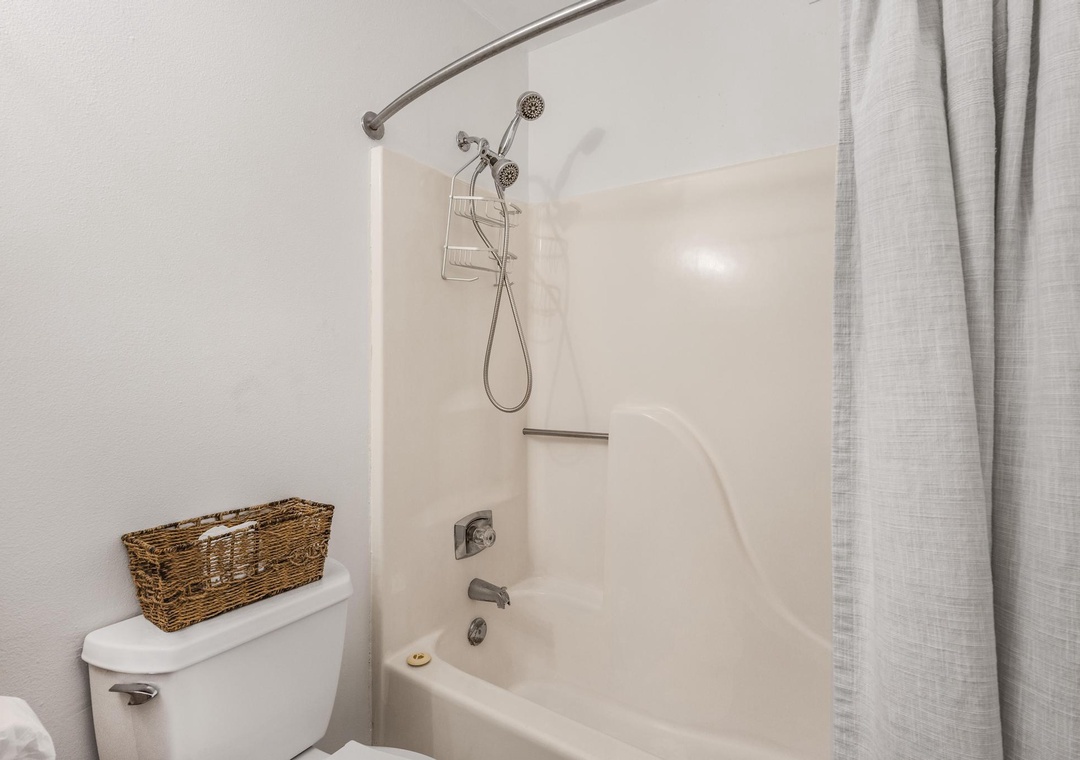 Primary ensuite bathroom with shower/tub combo