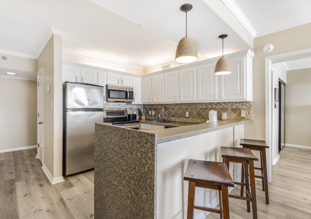 Eat-in kitchen bar seating