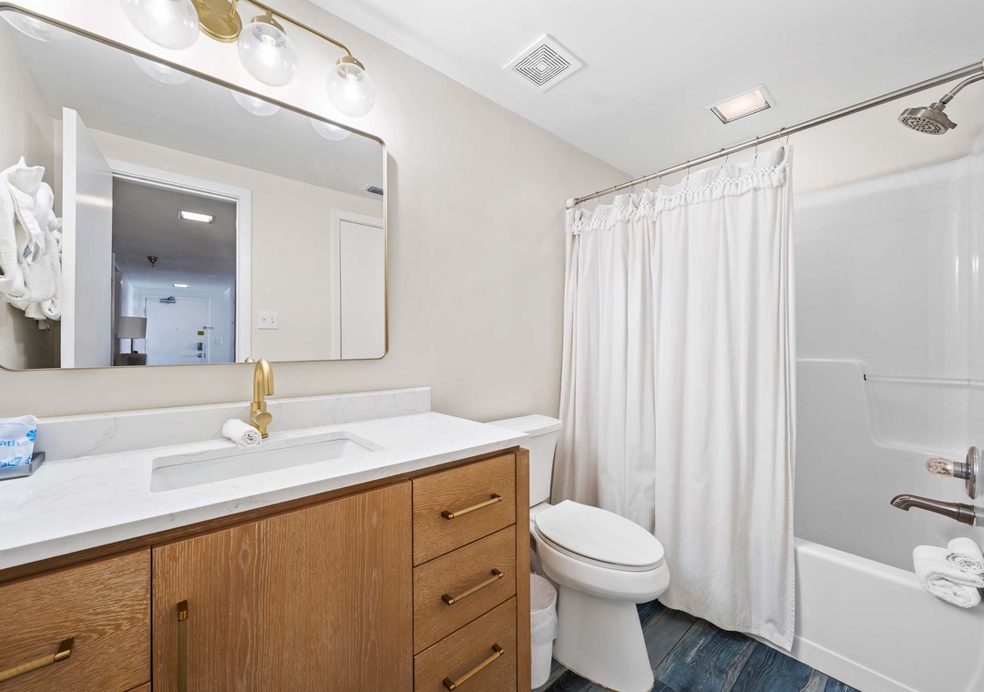 Guest bathroom with shower/tub combo