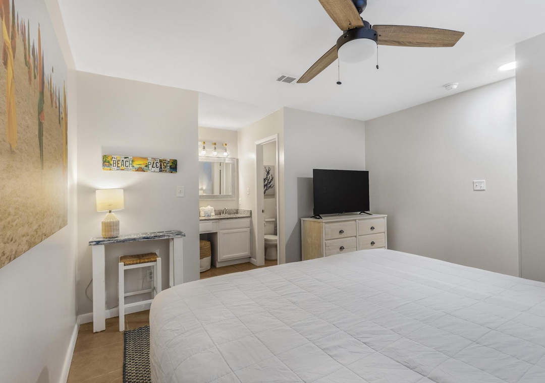 King bedroom with ensuite bathroom