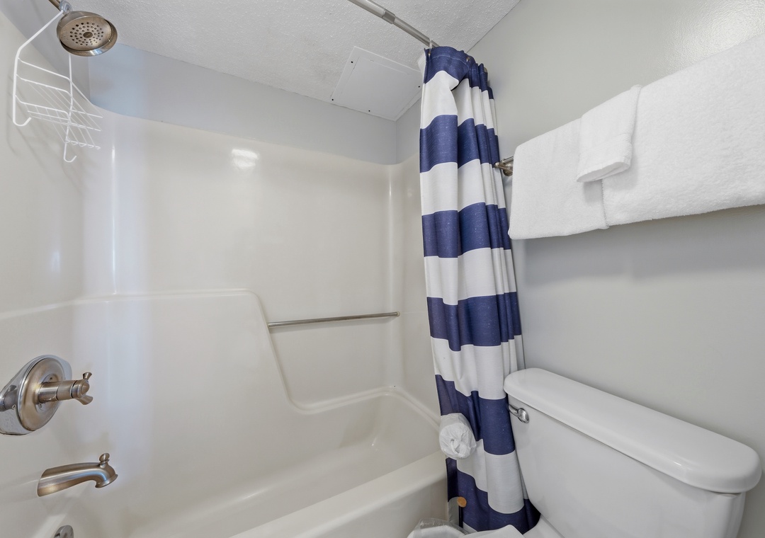 Guest bathroom with shower/tub combo