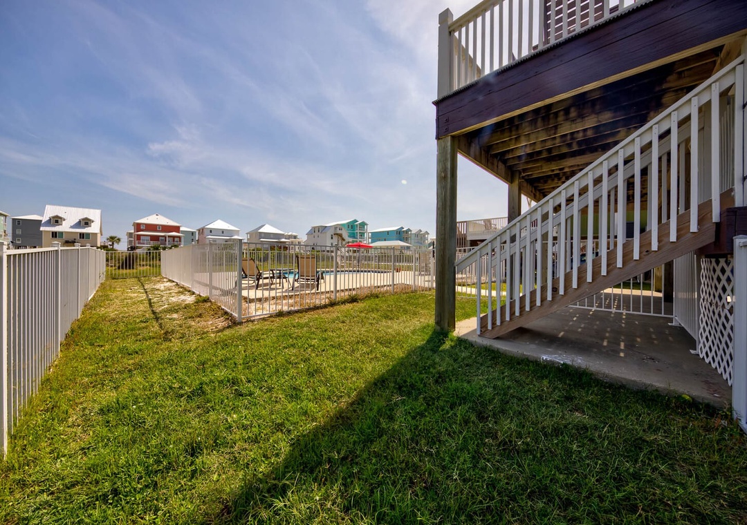 Pet friendly home with 12x40 dog run.