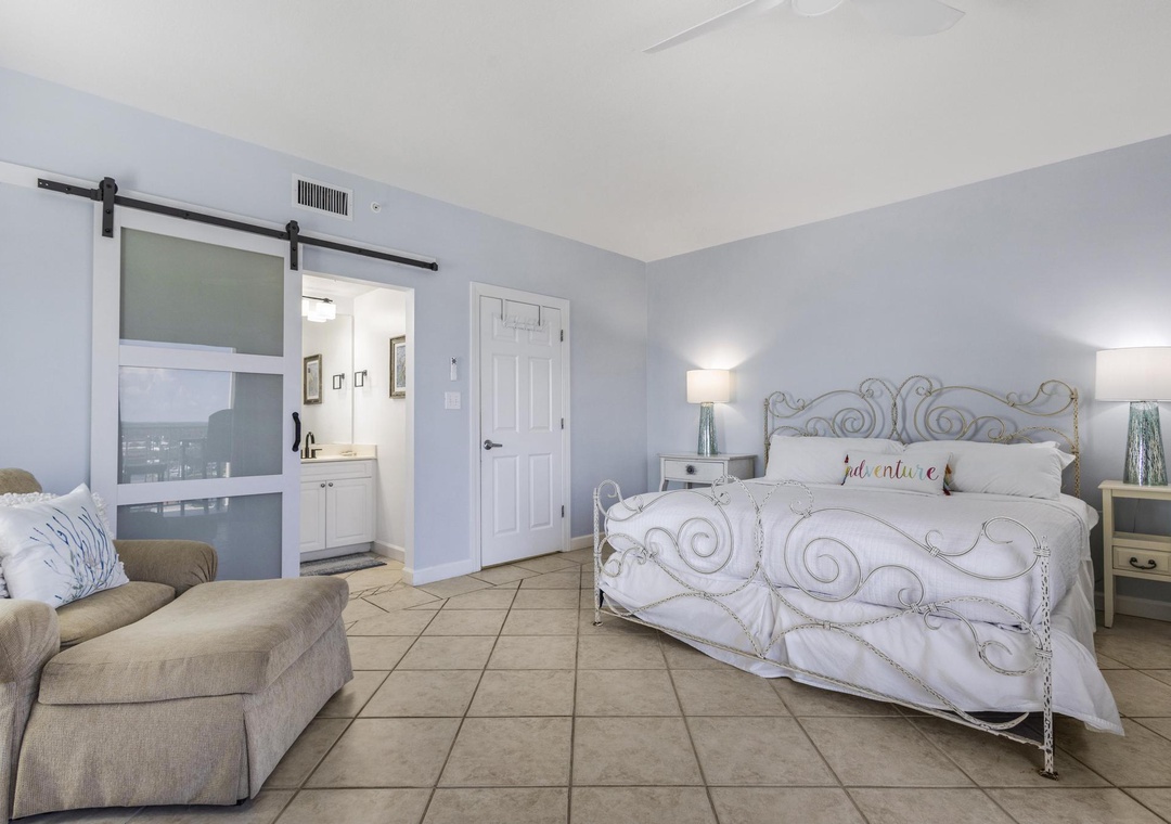 Large king guest bedroom 3 with ensuite bathroom