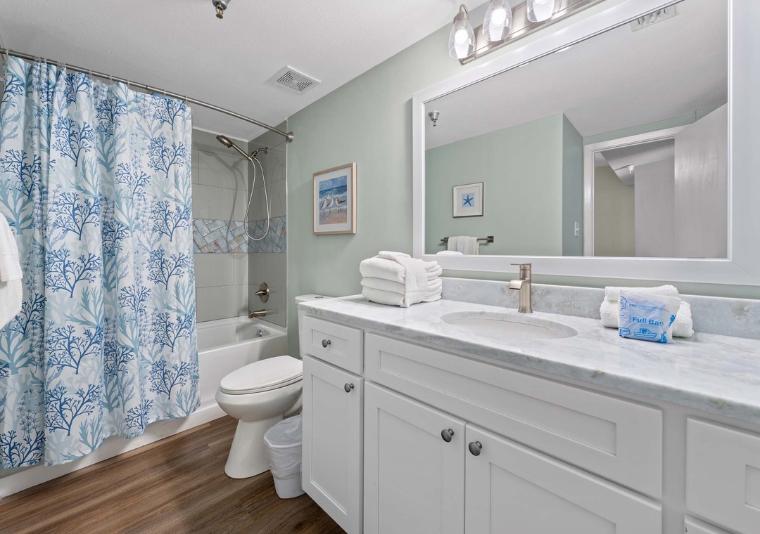 Guest bathroom 2 with shower/tub combo